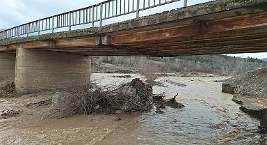 Çorum'da ayağı yıkılan köprü ulaşıma kapatıldı