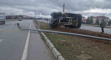 Çorum'da devrilen kamyonetteki 3 kişi küçük sıyrıklarla kurtuldu