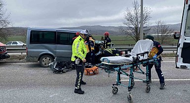 Çorum'da minibüs tıra çarptı: Sürücü araçta sıkıştı, eşi ve kızı yola savruldu