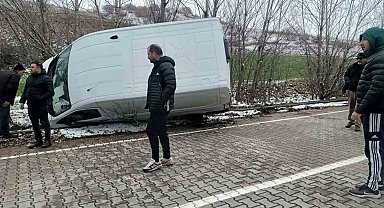 Çorum'da panelvan araç yan yattı: 1 yaralı