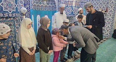 Çorum'da Ramazan'ın ilk teravih namazında çocuklar camide buluştu