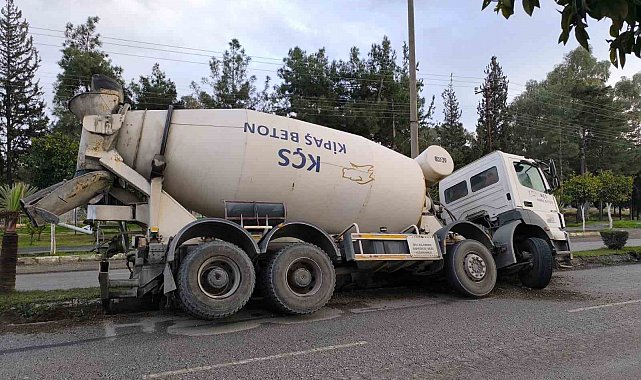 Çukura düşen beton mikseri devrilmeye ramak kala durdu