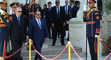 Cumhurbaşkanı Erdoğan, Mısır'da resmi törenle karşılandı