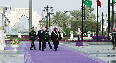 Cumhurbaşkanı Erdoğan, Suudi Arabistan'da resmi törenle karşılandı