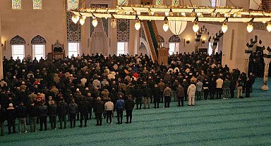 Cumhurbaşkanı Erdoğan'ın açtığı Uzun Mehmet Camii'nde Ramazan ayının ilk cuma namazı kılındı