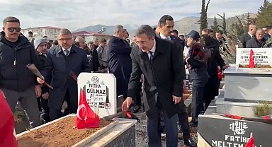Cumhurbaşkanı Yardımcısı Yılmaz, deprem şehitlerinin mezarını ziyaret etti