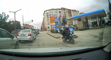 Cumhuriyet Bulvarı'nda motosikletli kuryeden ters yön ihlali