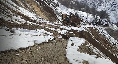Çüngüş'te heyelan sonucu kapanan yol ulaşıma açıldı