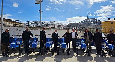 Çüngüş'te üreticilere tarım aletleri dağıtıldı