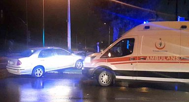 D-650 kara yolunda iki otomobil çarpıştı: 3 yaralı