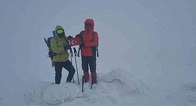 Dağcılar Bubi Dağı'na kış tırmanışı yaptı, zirvede kar mağarası oluşturdu