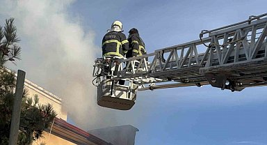 Daireler tahliye edildi, itfaiye çatıdan yangına müdahalede bulundu