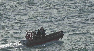 Dalgalarla boğuşan 2 kişiyi deniz polisi kurtardı