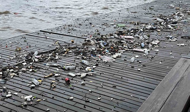 Dalgalarla sürüklenen plastik atıklar sahile vurdu