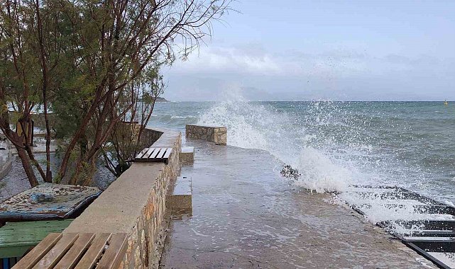 Datça'da şiddetli lodos etkili oldu