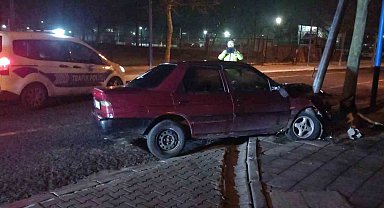 Demir direğe saplandı, hurdaya dönen araç sürücüsü kayıplara karıştı