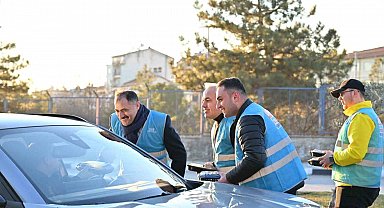 Demirci'de iftar saatine yolda yakalanan sürücülere iftariyelik ikramı