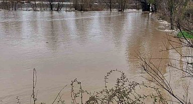 Denizli'de Akçay Deresi taştı, yol trafiğe kapandı