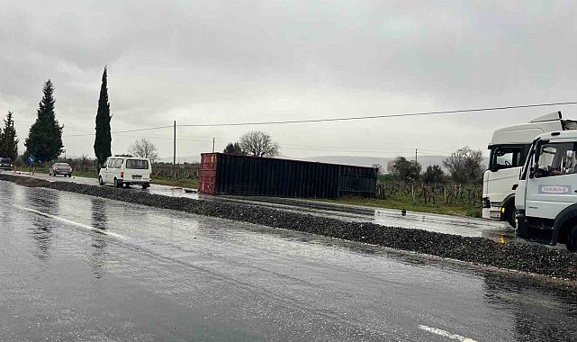 Denizli'de kayganlaşan yolda tırın dorsesi yola savruldu