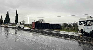 Denizli'de kayganlaşan yolda tırın dorsesi yola savruldu