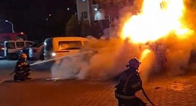 Denizli'de park halindeki araç alev alev yandı