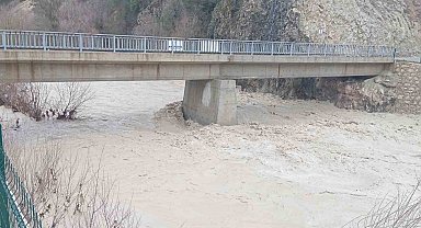 Denizli'de su seviyesi artan derelerde köprüler zarar gördü