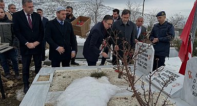 Deprem şehitleri kabirleri başında dualarla anıldı