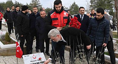 Deprem şehitleri kabri başında dualarla yad edildi