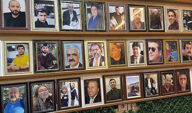 Deprem şehitlerinin fotoğrafları 3 yıldır çay ocağının duvarında asılı