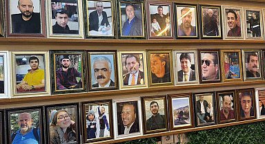 Deprem şehitlerinin fotoğrafları 3 yıldır çay ocağının duvarında asılı