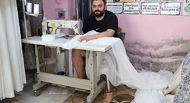 Depremde 55 saat enkaz altında kalıp bir bacağını kaybeden perdeci Ali, protez bacağıyla kendi ayakları üzerinde durmayı başardı