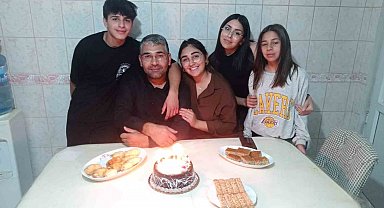 Depremde tüm ailesini kaybeden baba, 04.17'de mezar başında gözyaşlarına boğuldu