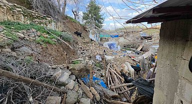 Depremde yıkılan evinin yerine yaptığı ahıra aşırı yağışta istinat duvarı çöktü