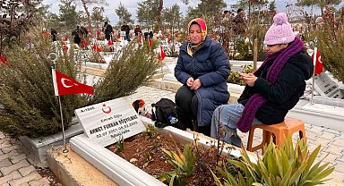 Depremin 3. yıl dönümünde depremzedeler mezarlıkta sabahladı