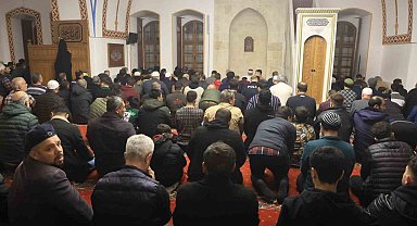 Depremin ardından Habibi Necar Camii'nde ilk teravihi kılındı