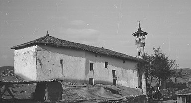 Depremin zarar verdiği 8 asırlık camide restorasyon çalışmaları başladı