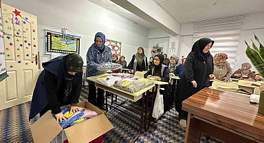 Depremzede çocuklara atkı ve bere ördüler