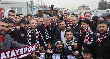 Depremzede çocukların yüzü Beşiktaş'ın hediyeleriyle güldü