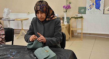 Depremzede kadın yaşadıklarını el sanatıyla unutmaya çalışıyor