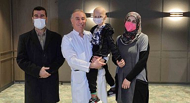 Depremzede Taha, babasından aldığı ilikle hayata tutundu