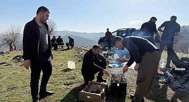 Derecik'te sıcak havayı gören vatandaşlar piknik alanlarına akın etti