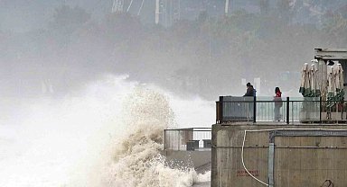 Dev dalgalar sahili dövdü: Martılar balık, define avcıları kıymetli eşya aradı