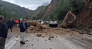Dev kayalar yola düştü, ulaşım durma noktasına geldi
