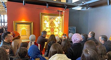 Devlet korumasındaki çocuklar, kutsal emanetler ve vakıf eserleri sergisini ziyaret etti