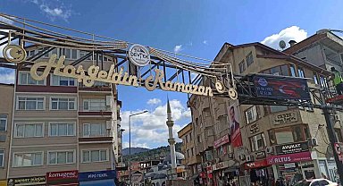 Devrek'te Ramazan ayının süslemelerinden olan mahyalar yandı