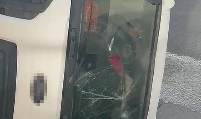 Devrilen beton mikserinin içinde mahsur kalan sürücü balyozla kendini kurtardı