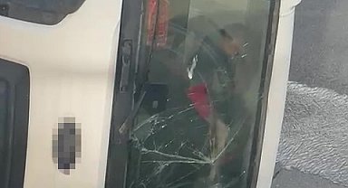 Devrilen beton mikserinin içinde mahsur kalan sürücü balyozla kendini kurtardı