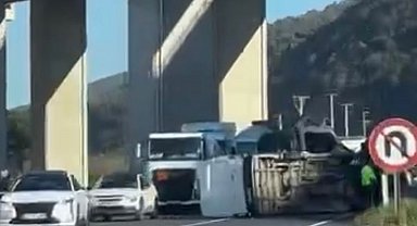 Devrilen minibüs, yolun karşısına geçti