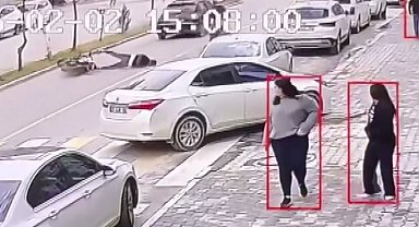 Devrilen motosiklet sürücüsü metrelerce sürüklendi