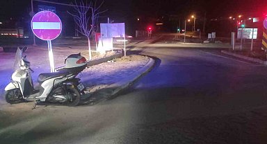 Devrilen motosikletin sürücüsü ambulansta tedavi edildi